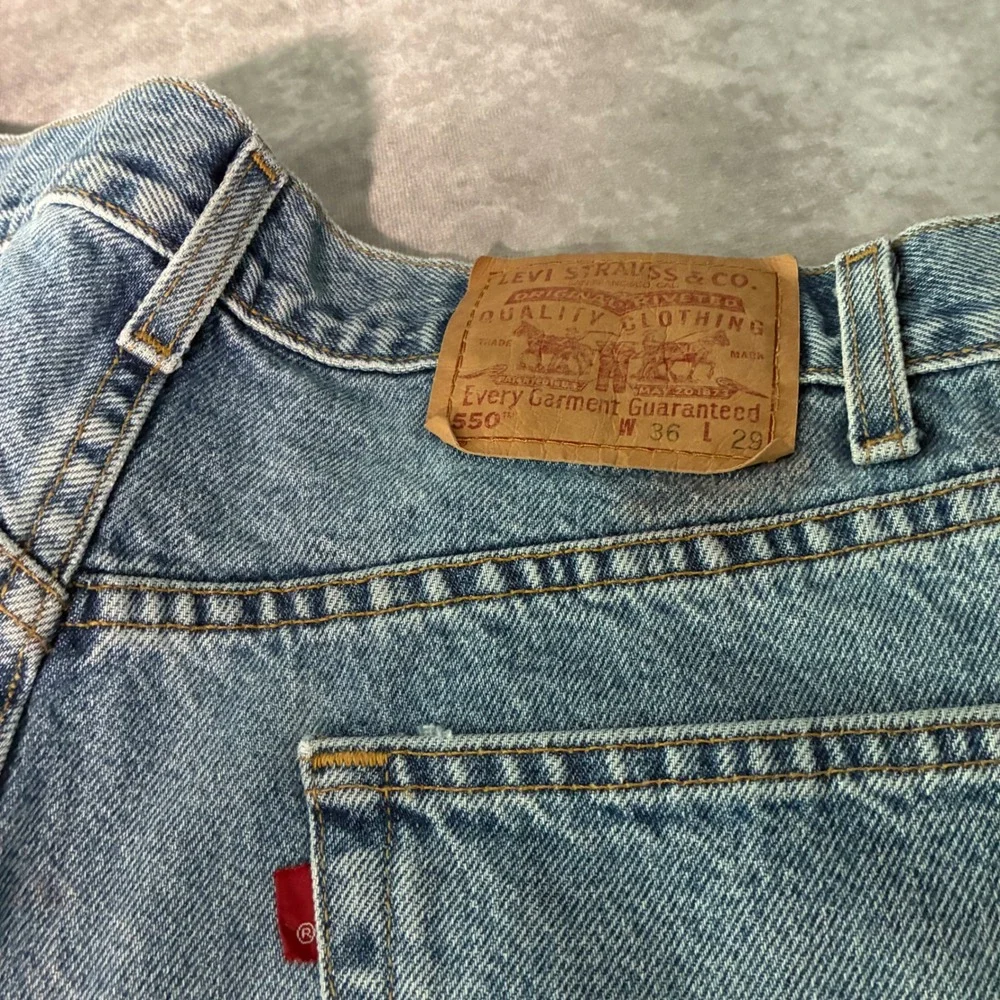 Vintage Levis 550 Relaxed Fit Tapered Leg Jeans Light Wash Blue 36x29 Mens 90s